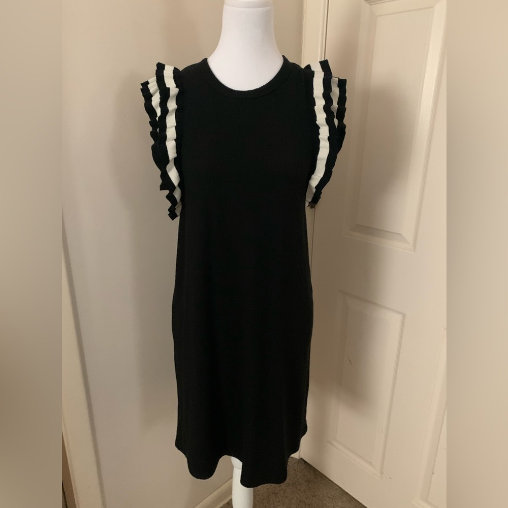 Black and off white ruffle sleeveless ribbed knit dress